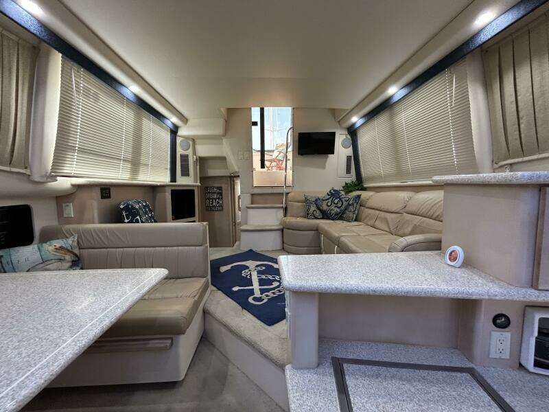 40' Carver salon aft