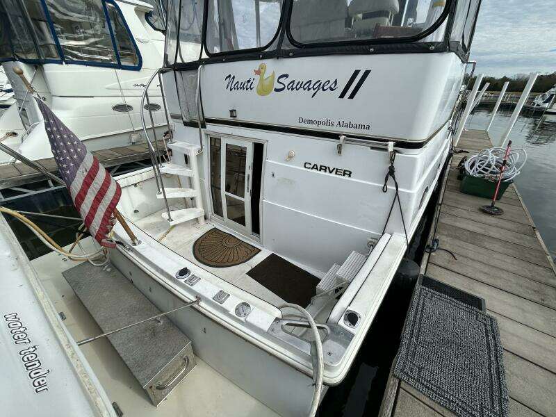 40' Carver cockpit forward