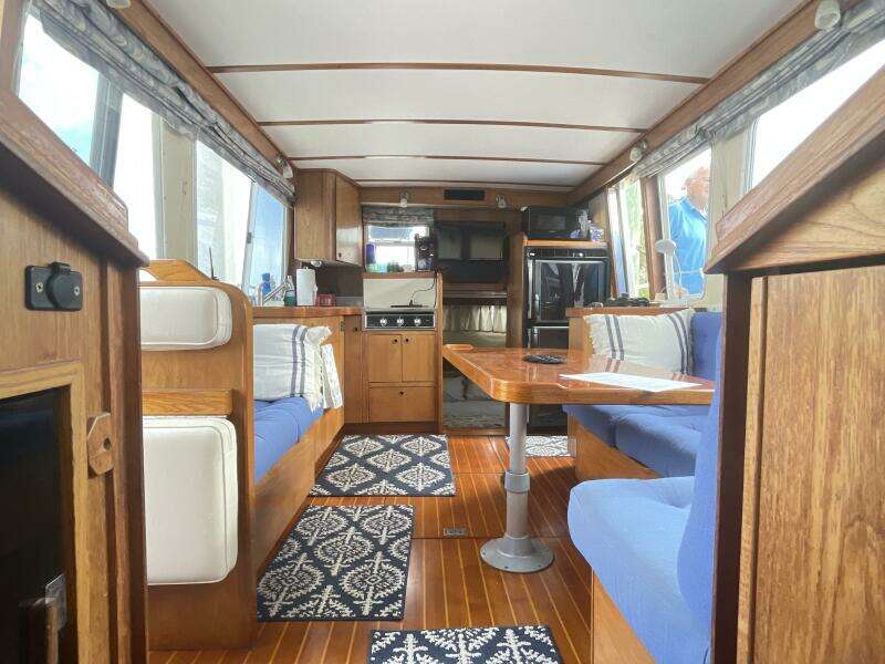 1995 Sabreline 36 Aft Cabin Trawler