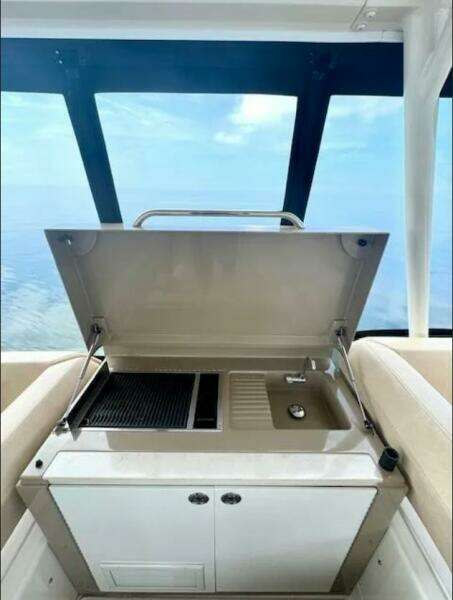 2019 Carver C52 Command Bridge