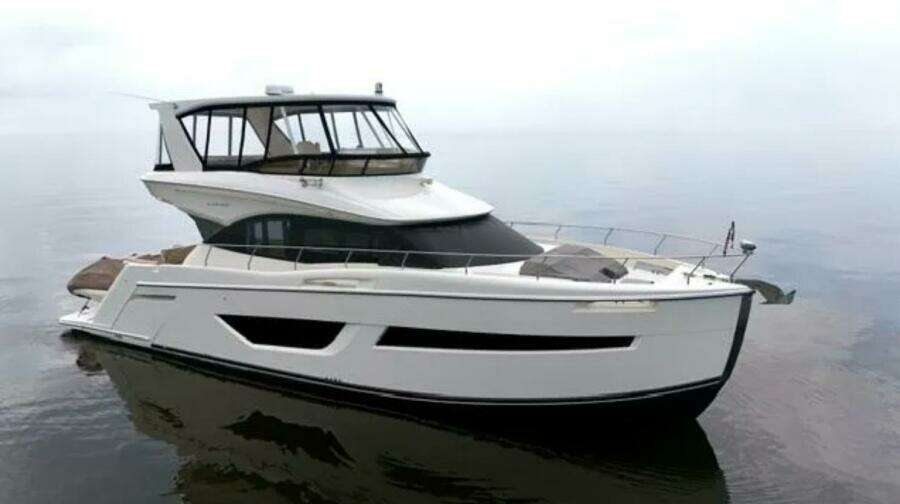 2019 Carver C52 Command Bridge