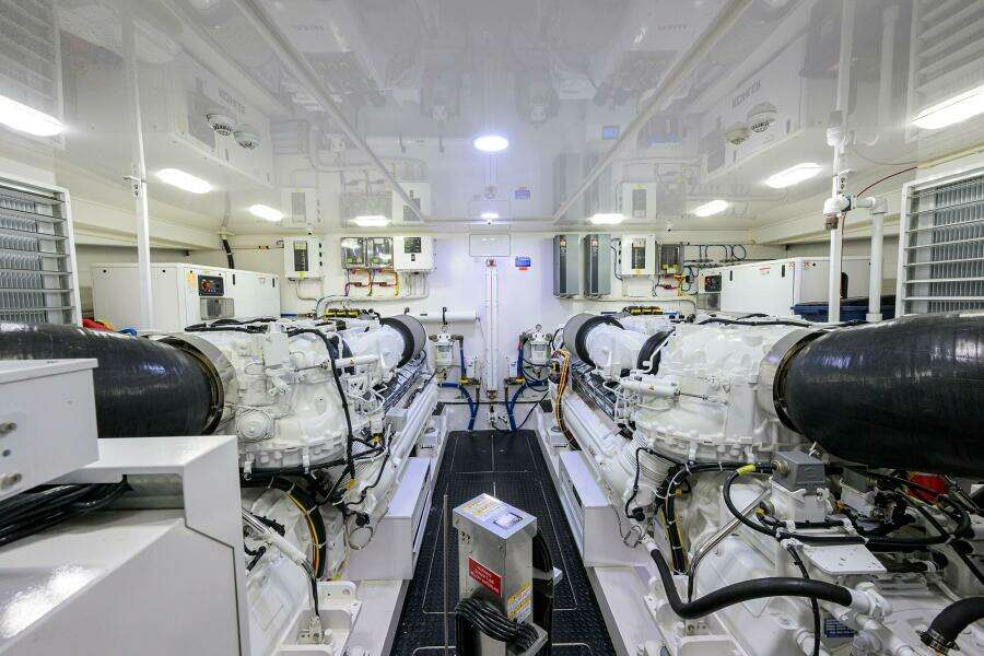 Viking 92 CHINA TIME - Engine Room