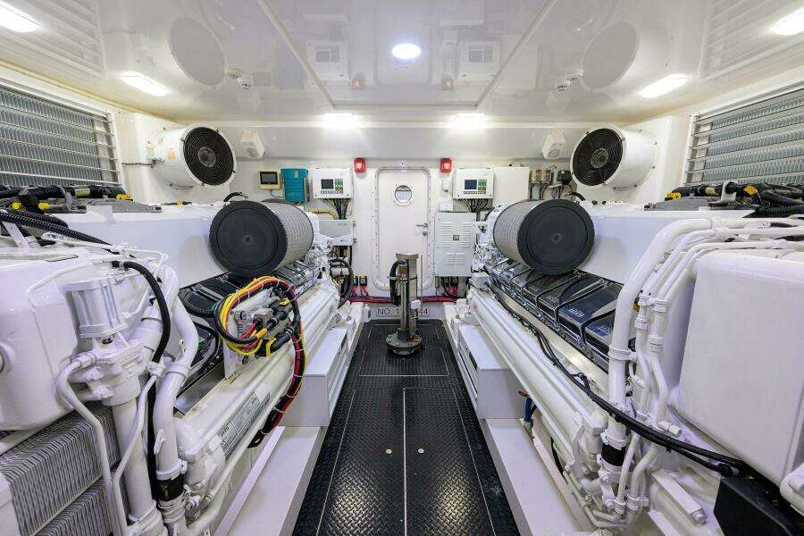 Viking 92 CHINA TIME - Engine Room