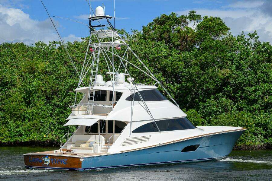 Viking 92 CHINA TIME - Starboard Aft Profile