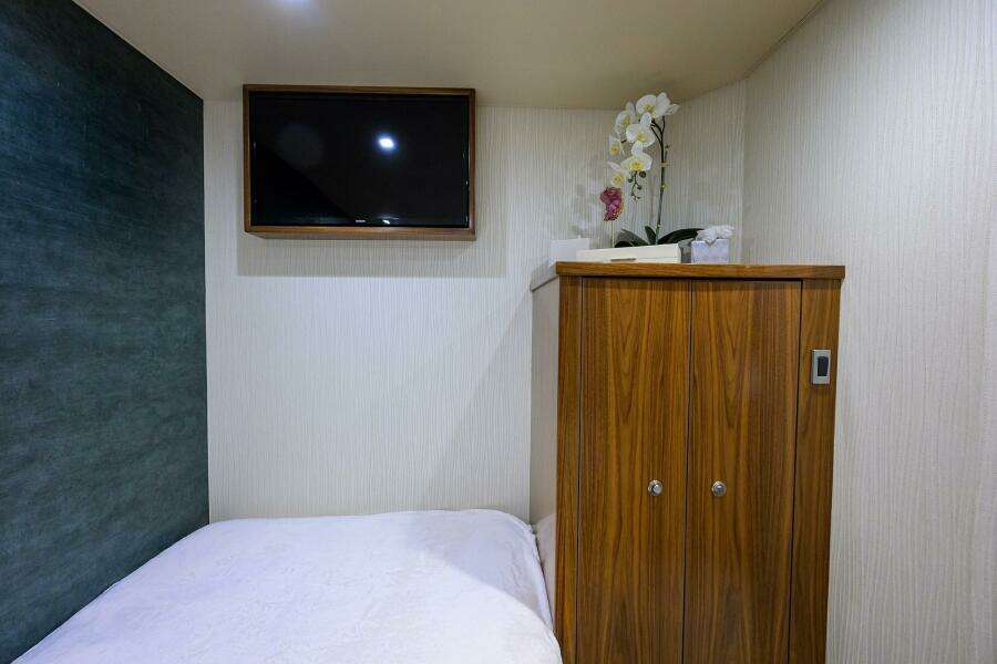 Viking 92 CHINA TIME - Mid Port Guest Stateroom