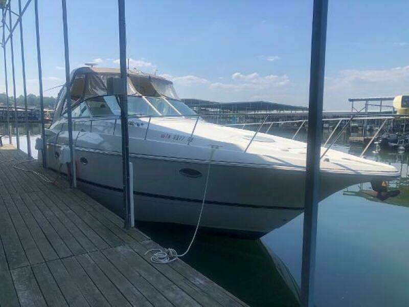 2001 Cruisers Yachts 3672 Express
