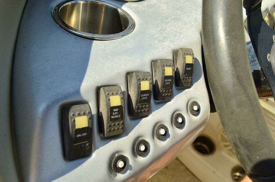 2011 Hurricane SUNDECK 217