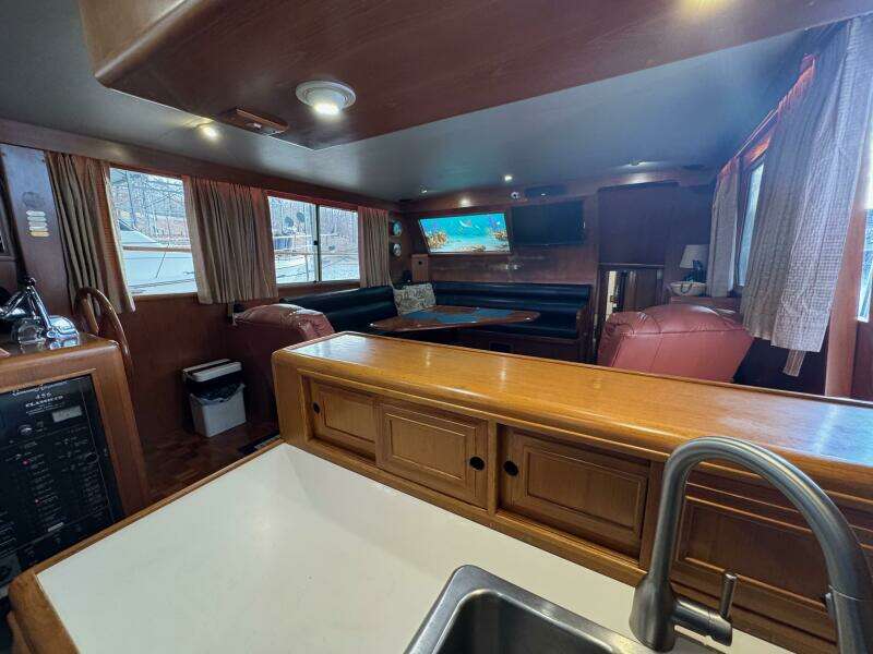 39 1991 Ocean Alexander 456 Knot Yet Salon From Galley