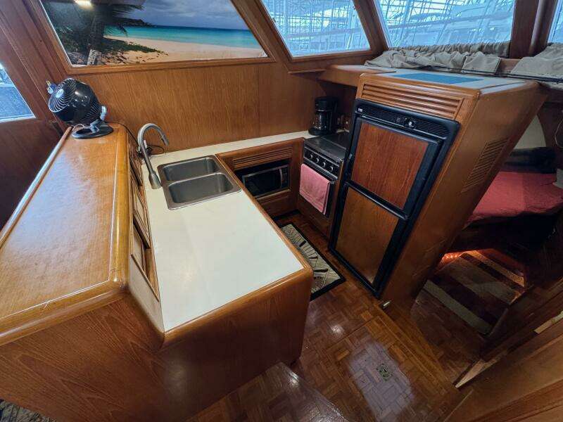 42 1991 Ocean Alexander 456 Knot Yet Galley