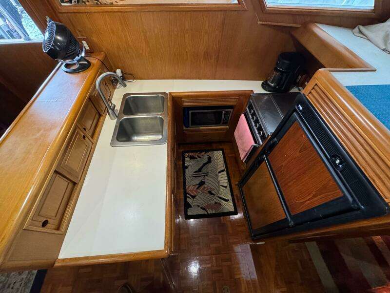 43 1991 Ocean Alexander 456 Knot Yet Galley 4