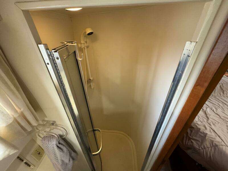 59 1991 Ocean Alexander 456 Knot Yet Aft Head Shower