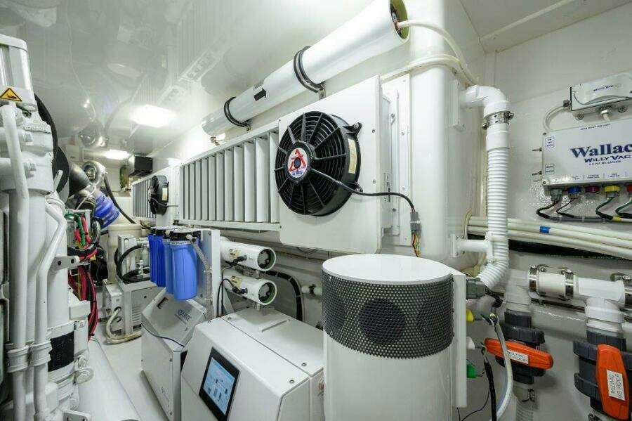 Viking 72 Knot Again - Engine Room