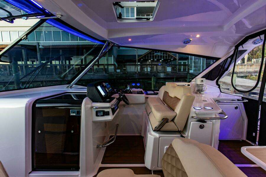 2018 36 Aquila 36 Power Cat Katz Azz Helm (2)