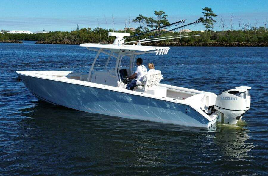 30 Jupiter FS 2015 Port Aft Profile