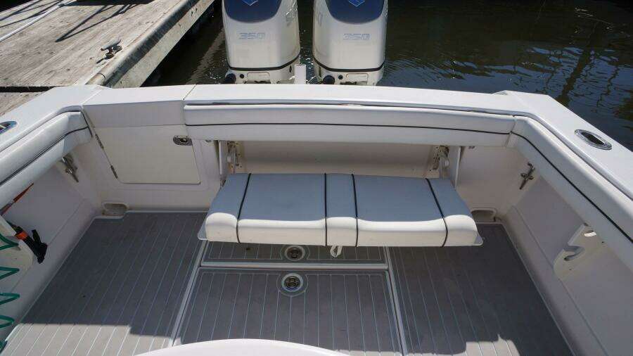 30 Jupiter FS 2015 Transom Bench