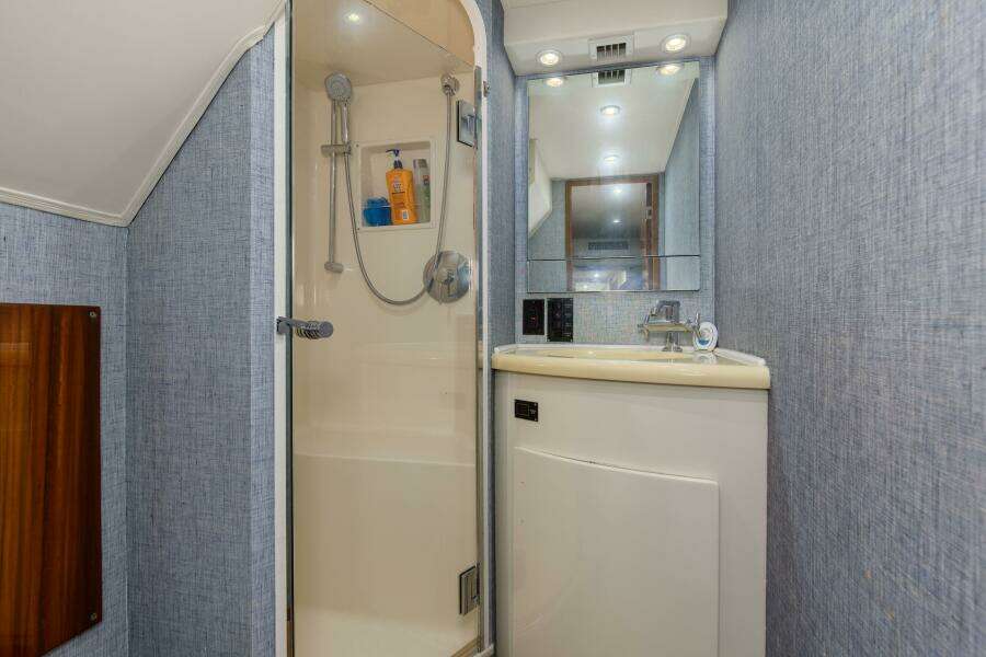 2001 65 Viking Convertible Enclosed Bridge Partnership Crew Head