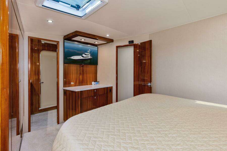2001 65 Viking Convertible Enclosed Bridge Partnership Master Stateroom (3)