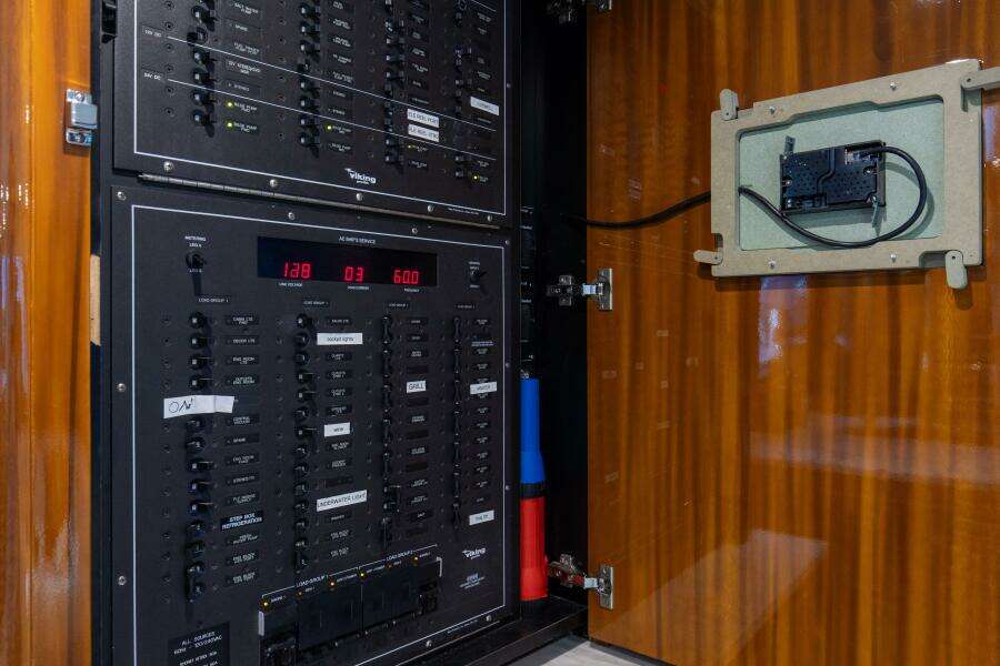 2001 65 Viking Convertible Enclosed Bridge Partnership Breaker Box