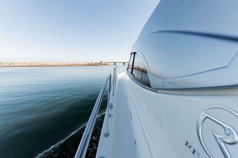 2022 Riviera 4800 Sport Yacht - VENTURES64