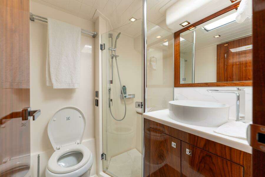 2022 Riviera 4800 Sport Yacht - VENTURES64