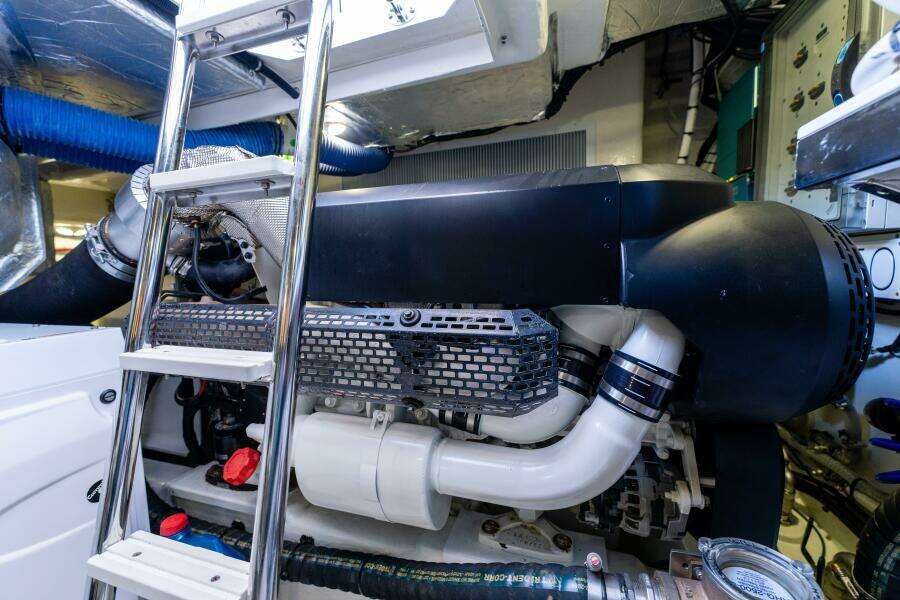 2022 Riviera 4800 Sport Yacht - VENTURES64