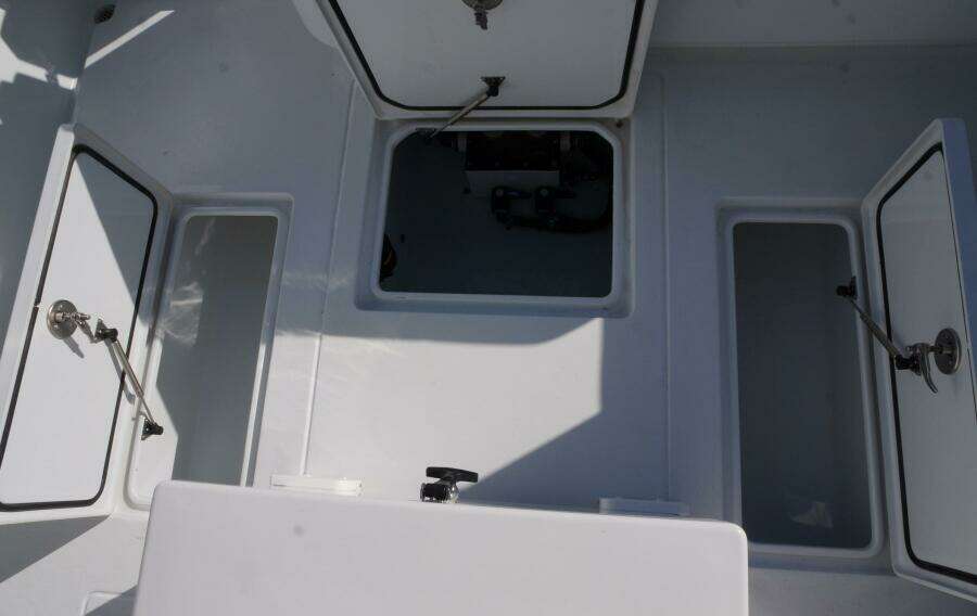 32 ST Contender 2023 Cockpit Storage