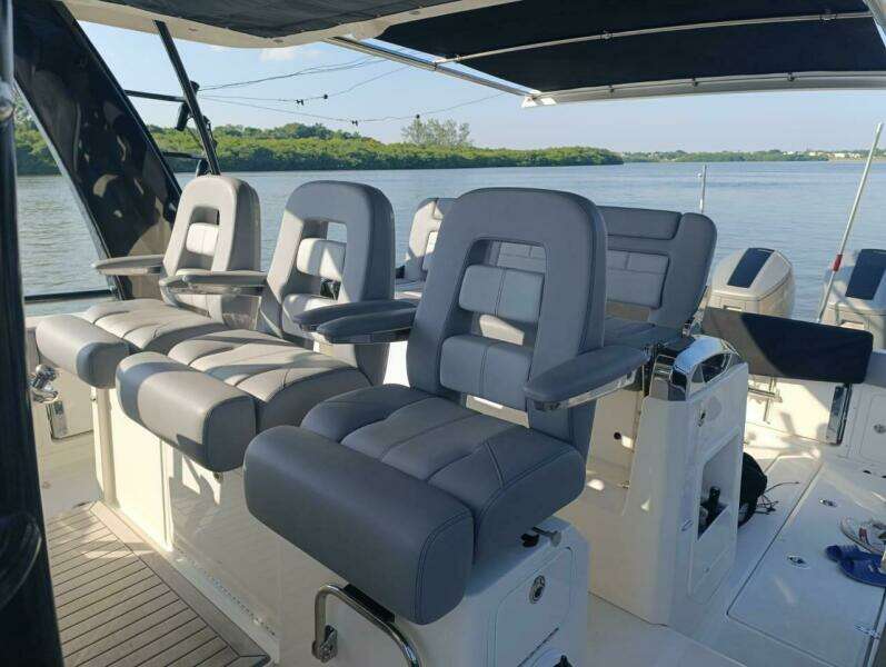 2024 Boston Whaler 420 Outrage