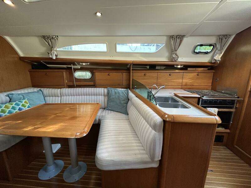 37' Jeanneau salon starboard