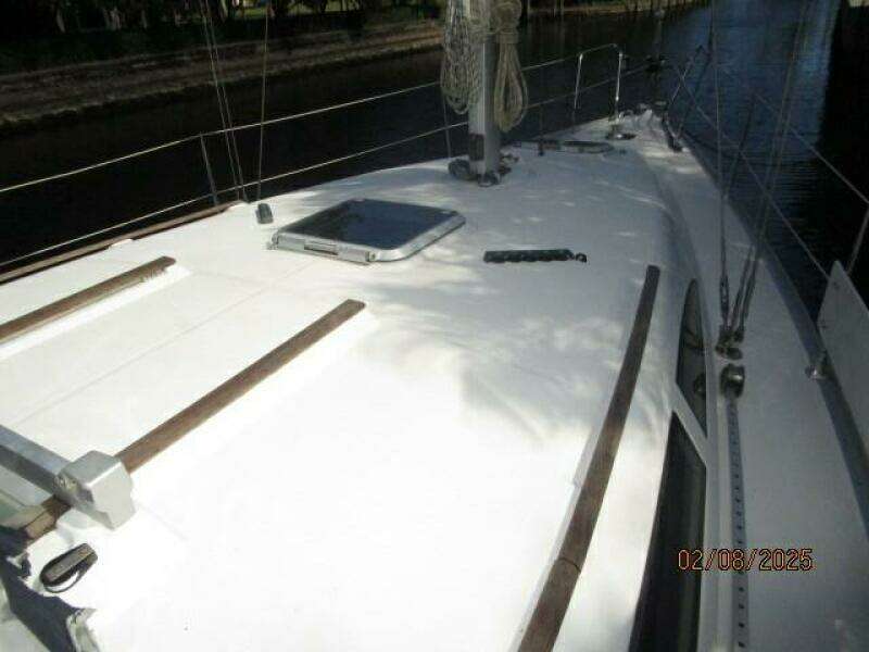 37' Jeanneau foredeck