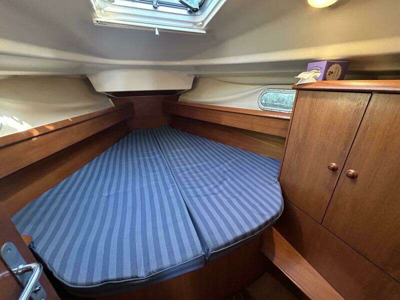 37' Jeanneau forward stateroom