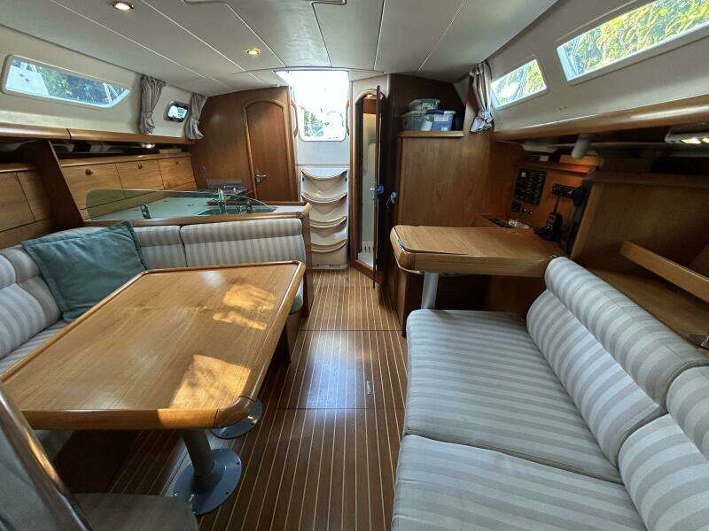 37' Jeanneau salon aft
