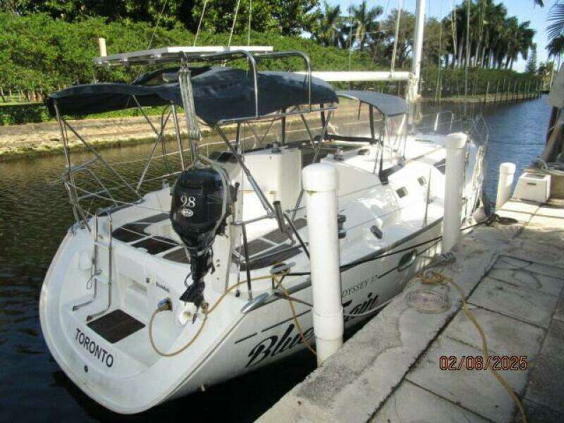 37' Jeanneau starboard aft profile