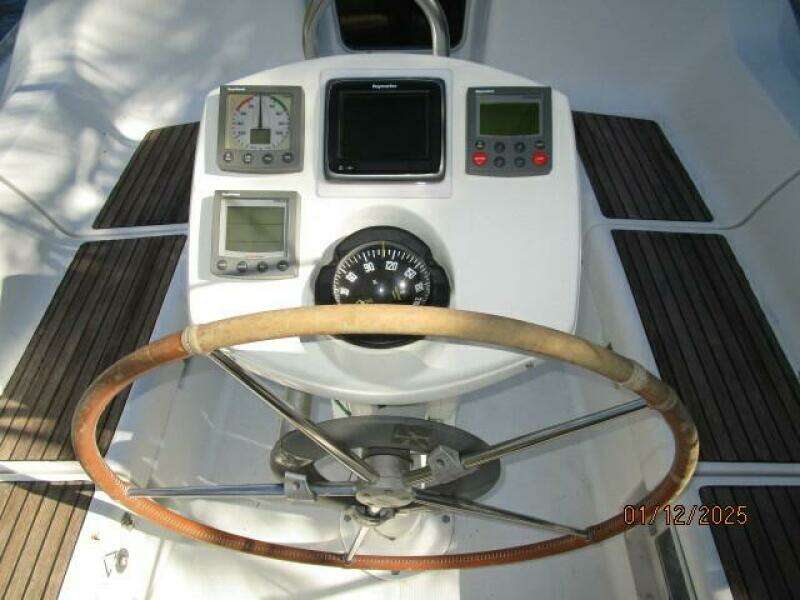 37' Jeanneau cockpit helm