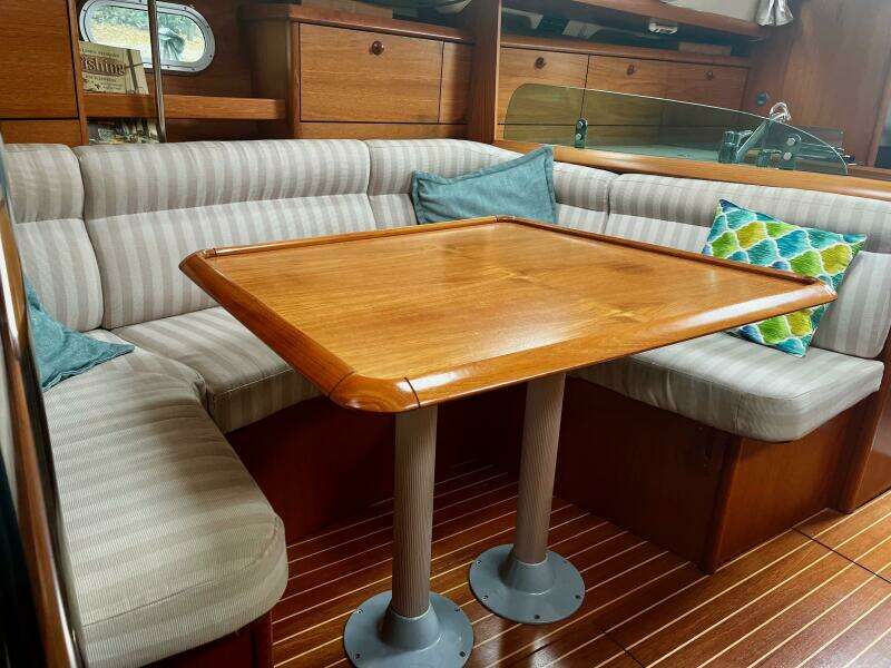 37' Jeanneau salon starboard seating2