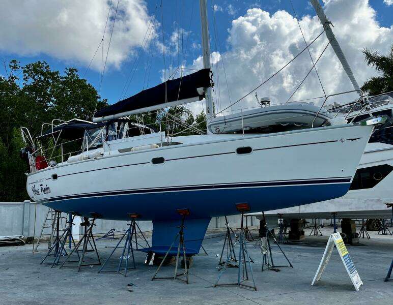 37' Jeanneau hauled out2