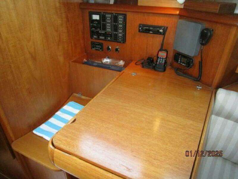 37' Jeanneau nav station