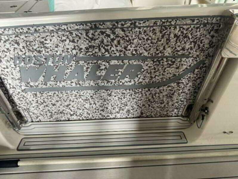 2016 Boston Whaler 270 Dauntless