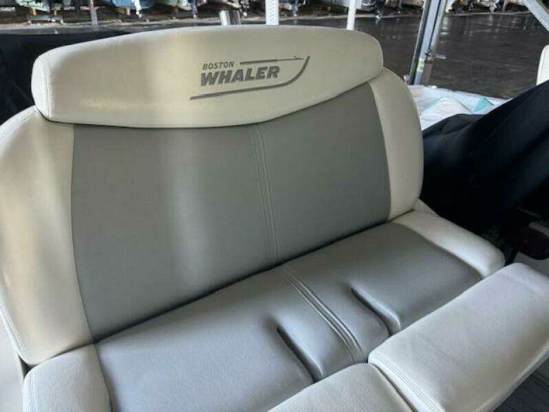 2016 Boston Whaler 270 Dauntless