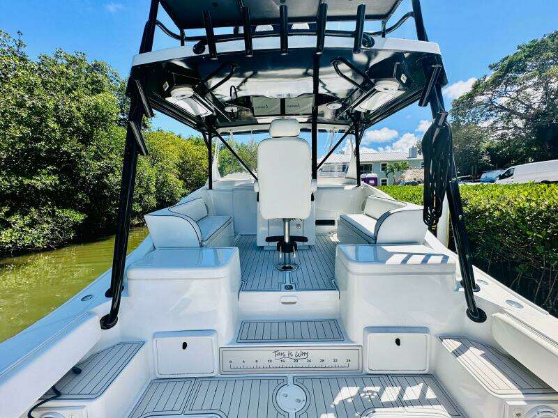 2000 Luhrs Tournament 320 Open boat interior with seating and helm station.