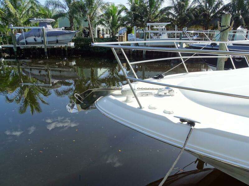 2001 Sea Ray 410 Sundancer docked near palm trees and other boats.