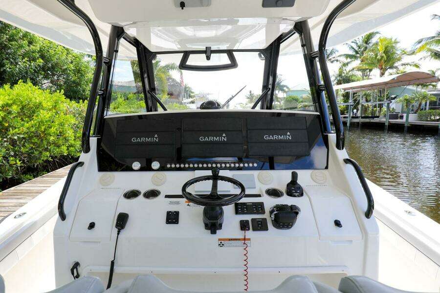 2020 Regulator 41 boat helm with Garmin navigation systems.