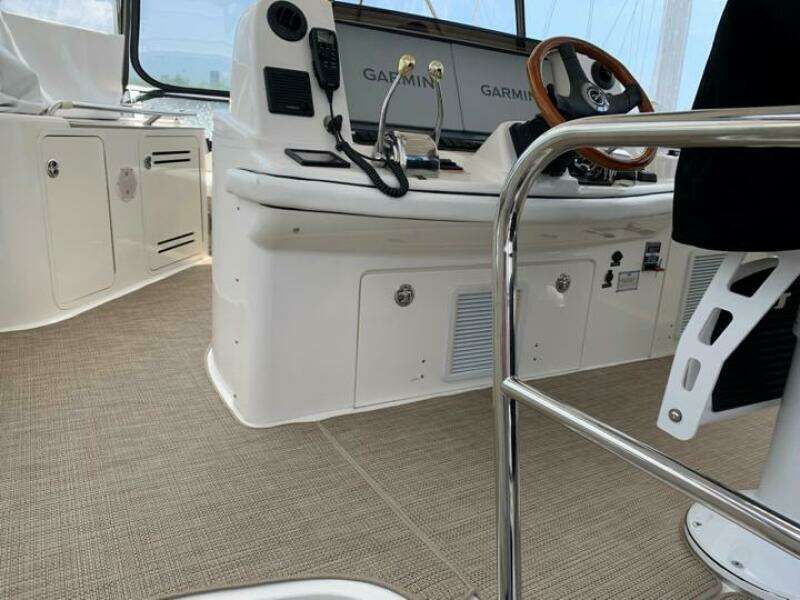 2006 Sea Ray 52 Sedan Bridge helm with Garmin navigation and beige carpet.