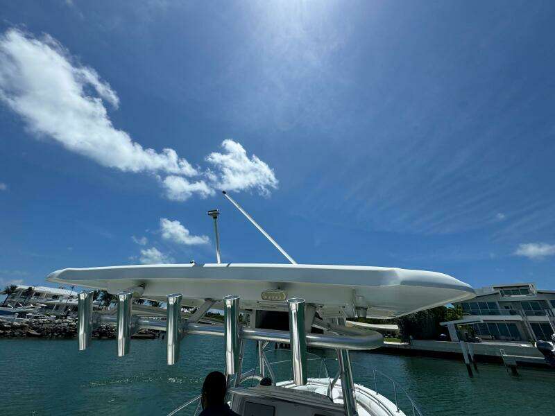 Boston Whaler 320 Outrage 2008 boat docked under clear blue sky.