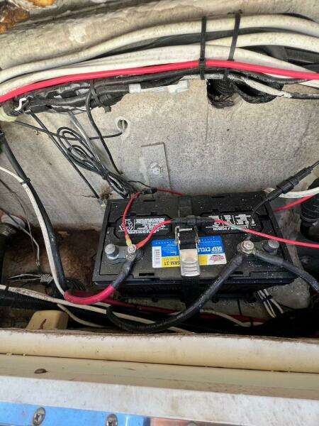 1988 Grady-White 25 SAILFISH boat battery compartment with wiring.