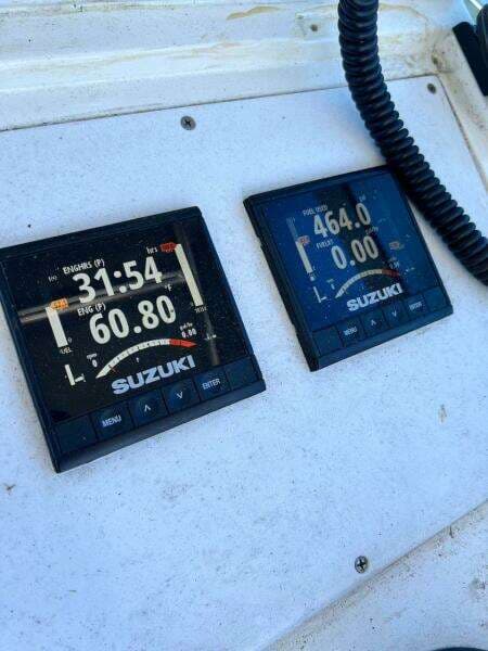 Suzuki engine displays on 1988 Grady-White 25 SAILFISH boat dashboard.