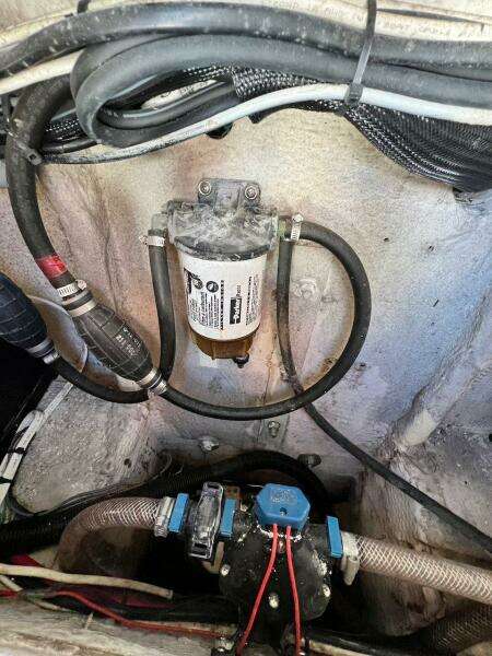 1988 Grady-White 25 SAILFISH engine compartment with fuel filter and wiring.