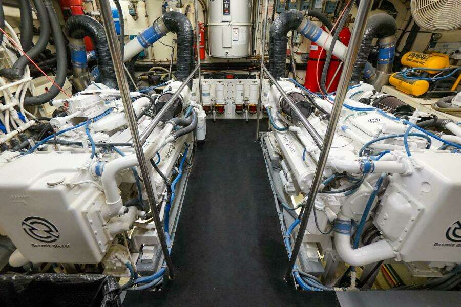 1989 Hatteras 80 Cockpit Motor Yacht