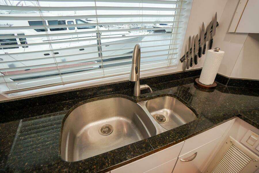 1989 Hatteras 80 Cockpit Motor Yacht