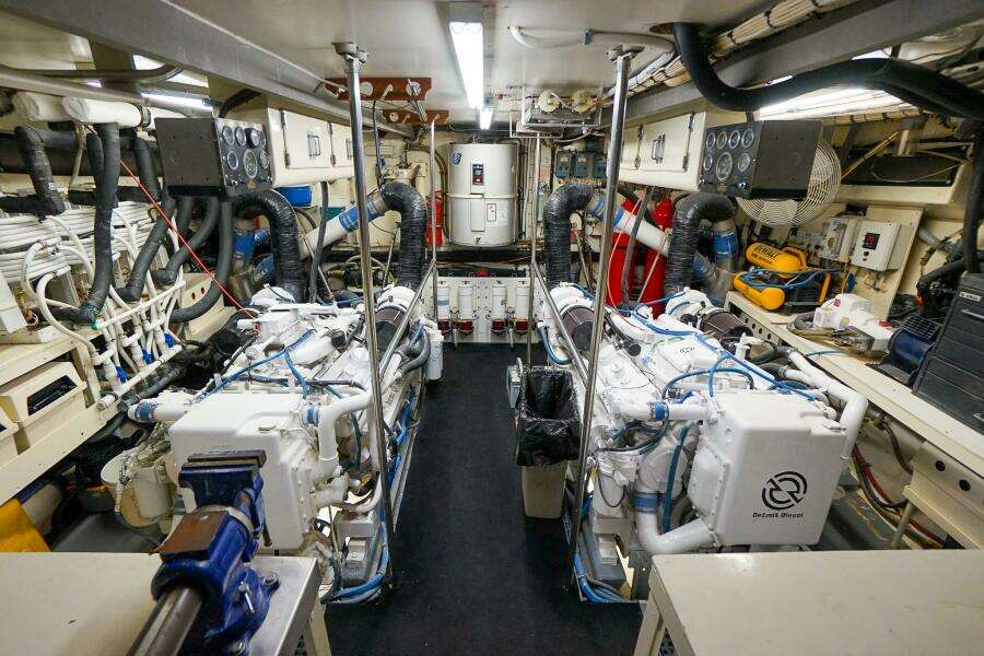 1989 Hatteras 80 Cockpit Motor Yacht