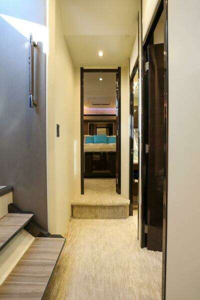 2016 Marquis 660 Sport Yacht